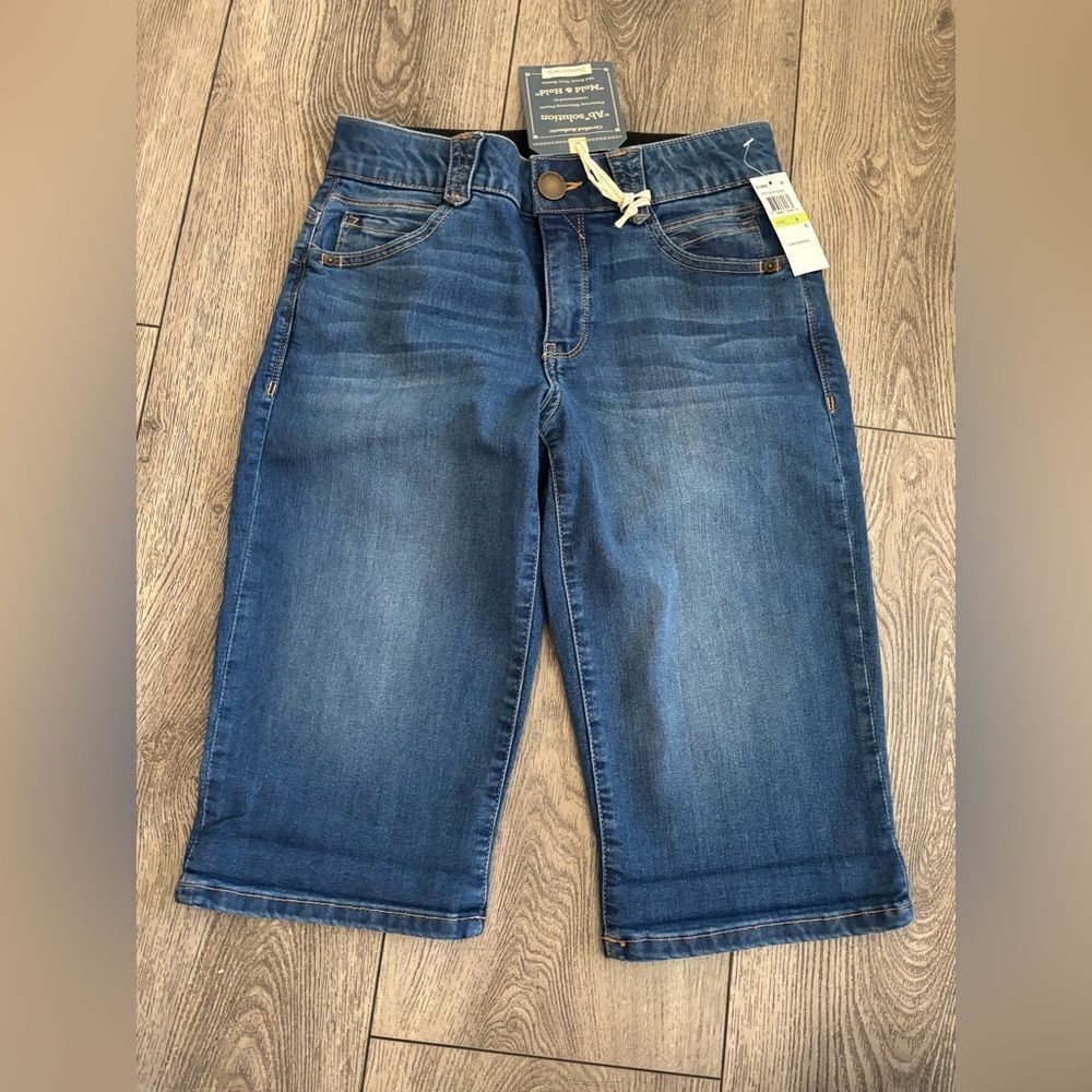 Democracy woman’s capri pants featuring slimming panels